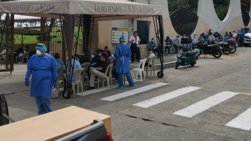 Los cementerios no alcanzan a atender a todos en Guayaquil