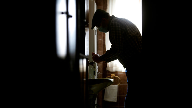 Un hombre se lava las manos en su casa en España. Galicia es una de las regiones con mayor número de hogares con personas mayores que viven solas.
