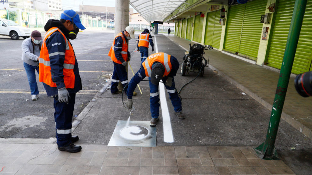“Distancia segura”: la señalización en los mercados de Quito