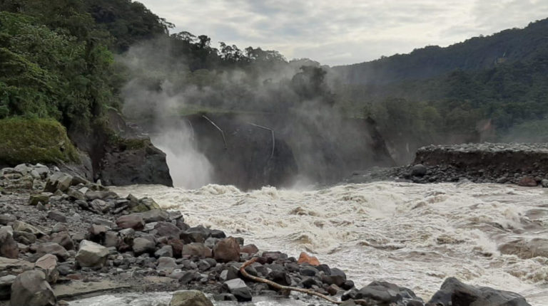 En el sector San Rafael, entre Sucumbíos y Napo hubo un deslizamiento de tierra a lo largo del cauce del río Coca, que provocó el rompimiento del OCP y SOTE.