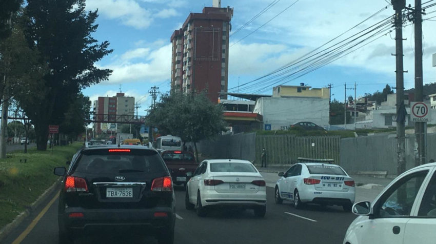 Circulación vehicular en la Avenida Occidental, de Quito.
