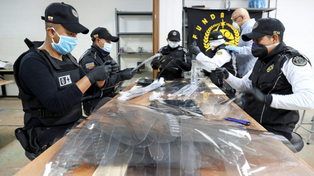 Crean protectores faciales para combatir el Covid-19 en Ecuador