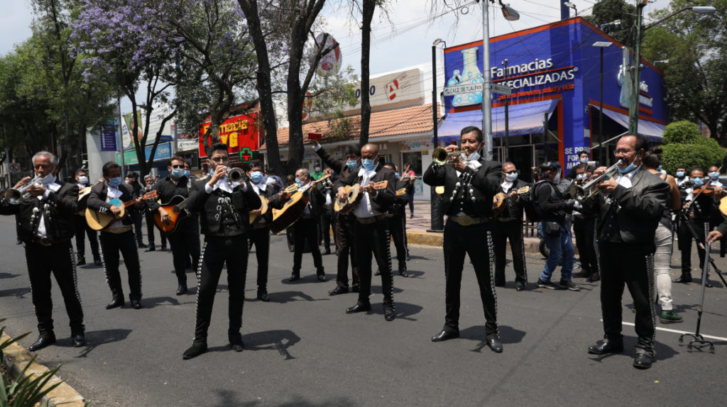 Mariachis mexicanos dedican canciones en la lucha contra el coronavirus