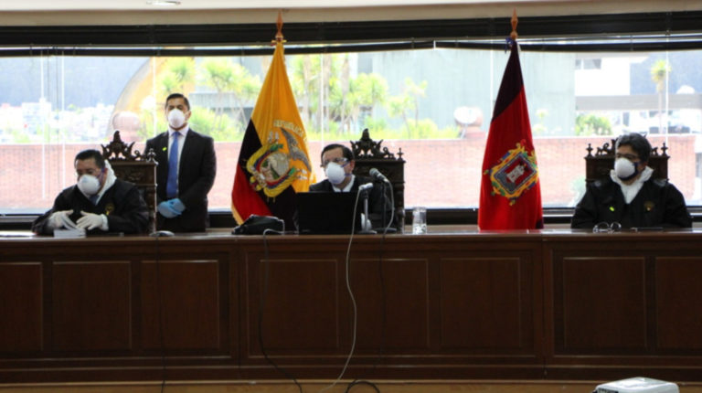 Los jueces Iván Saquicela, Iván León y Marco Rodríguez durante la lectura de la sentencia del caso Sobornos, el martes 7 de abril de 2020.