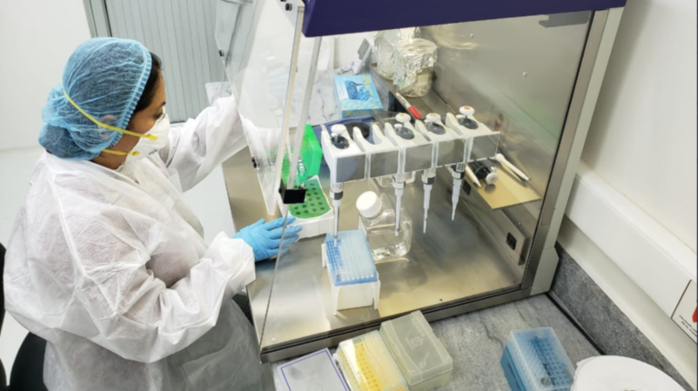 Trabajadora del laboratorio del INSPI haciendo pruebas el 18 de marzo de 2020.