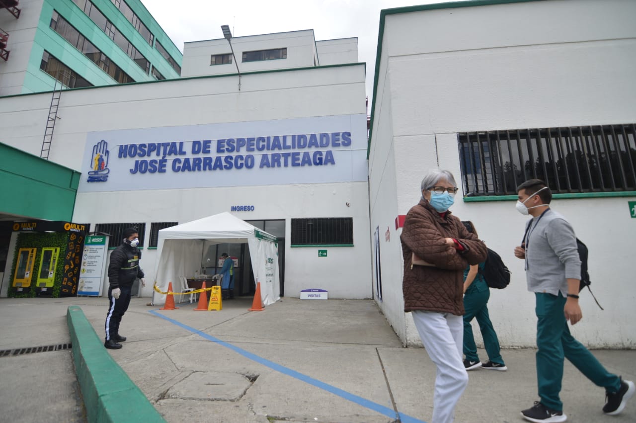 Personal ingresa al Hospital de especialidades José Carrasco Arteaga del IESS, en Cuenca el 4 de abril de 2020.