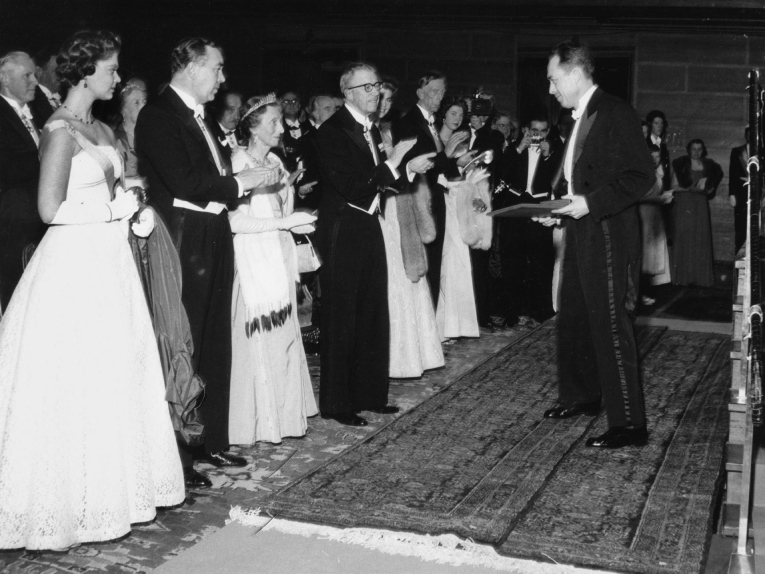 Albert Camus recibiendo el Premio Nobel de Literatura en 1957.