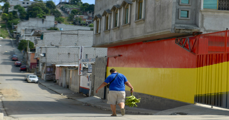 Un ciudadano camina en un barrio popular de Guayaquil, durante la cuarentena el pasado 23 de marzo. 