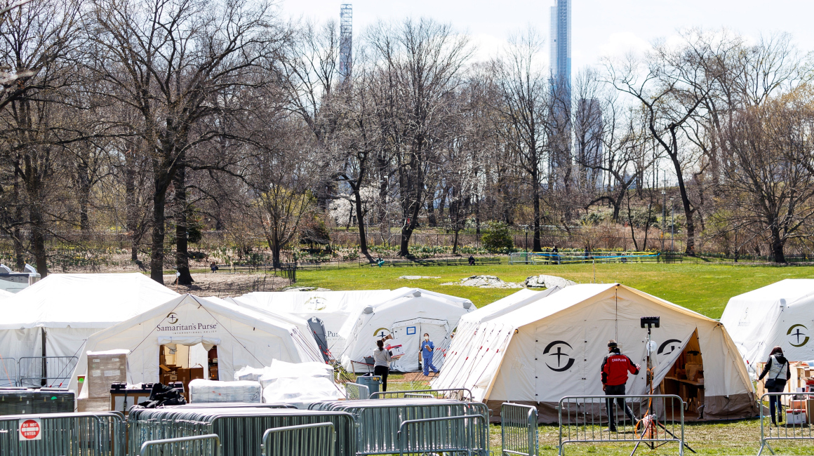 En Central Park, uno de los lugares más emblemáticos de Nueva York, se ha montado un hospital de campaña.