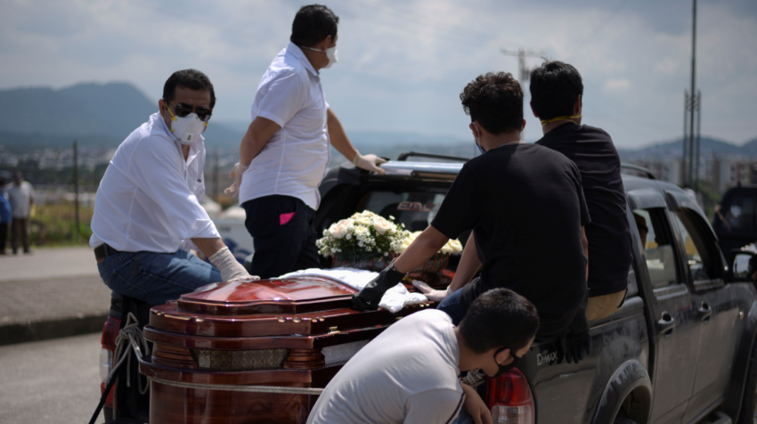 En los baldes de las camionetas se transportan a los ataúdes hasta los cementerios de Guayaquil.