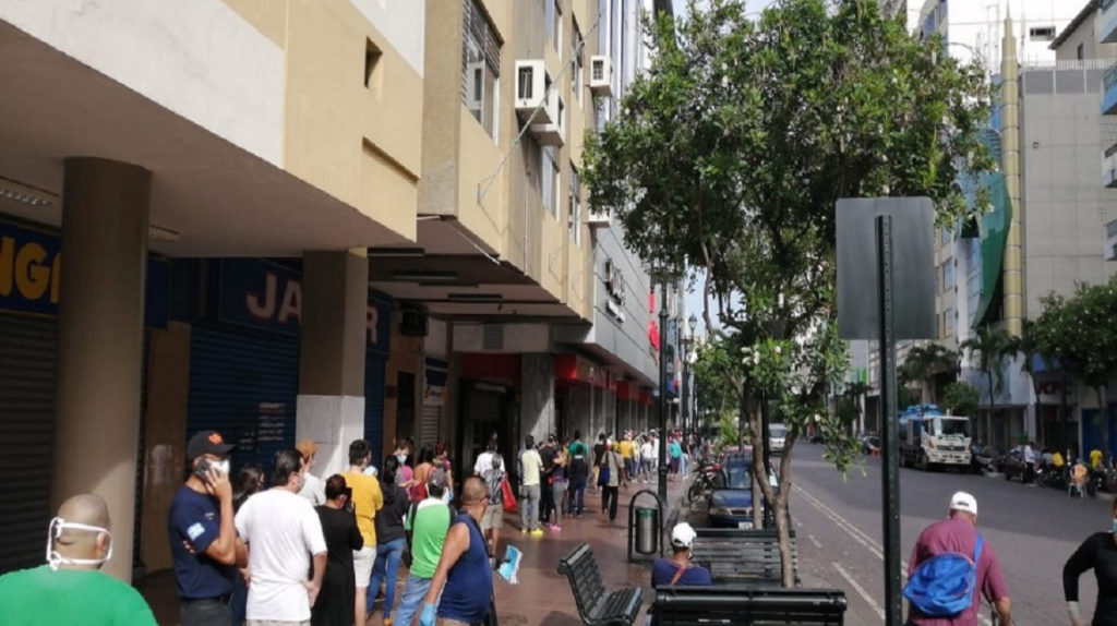 Coronavirus: ciudadanos copan supermercados y farmacias en Guayaquil