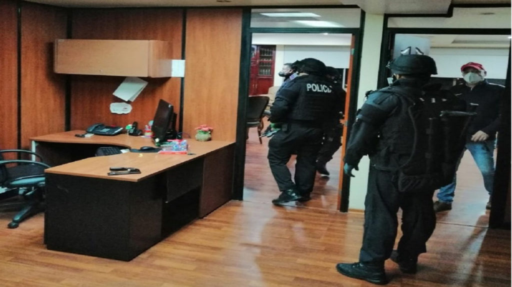 Fiscalía allana inmuebles del IESS en Quito y Cuenca