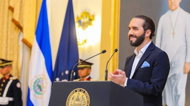 Bukele firma polémica reforma que cesa a 240 jueces en El Salvador