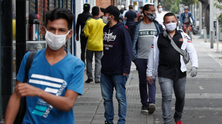 Ciudadanos recorren las calles el viernes 28 de mayo durante la cuarentena por el coronavirus, en Bogotá.