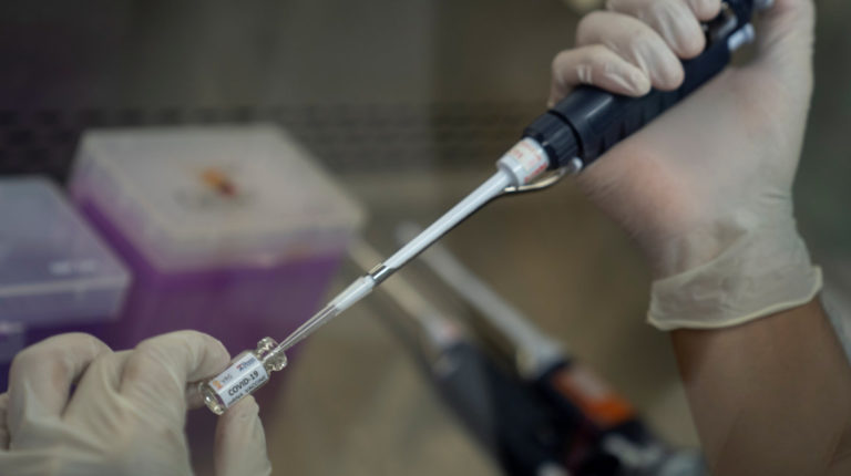 Un investigador trabaja en el desarrollo de una vacuna para covid-19, dentro de un laboratorio de la Universidad de Chulalongkorn, en Bangkok, Tailandia, 25 de mayo de 2020.