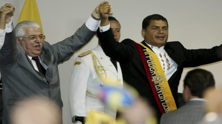 El 25 de julio de 2008, el expresidente Rafael Correa y Fernando Cordero, expresidente de la Constituyente, celebran la aprobación de la Carta Magna.