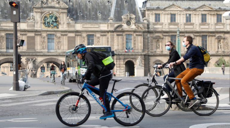 Ciclistas pasan en frente del museo Louvre. La bicicleta es un medio de transporte muy común en Francia y el gobierno planea ampliarlo.