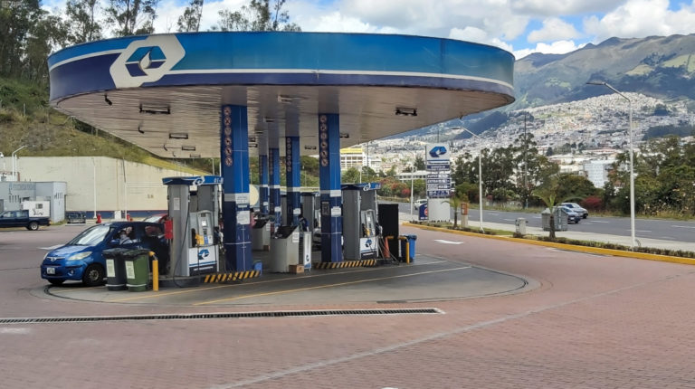 Una de las gasolineras al norte de Quito, el pasado 20 de mayo, día en que se fijaron nuevos precios para el diésel y las gasolinas Extra y Ecopaís.