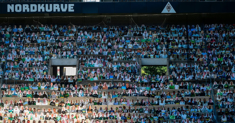 Una de las tribunas del estadio del Borussia,con imágenes de sus hinchas, el 23 de mayo.