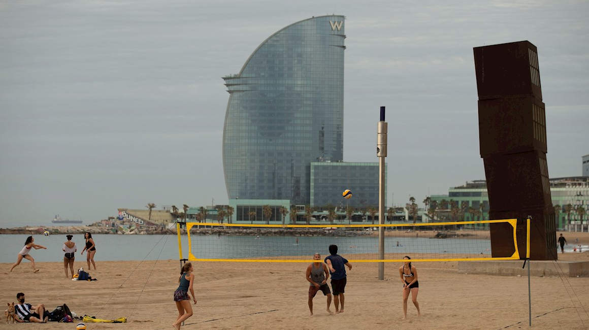 Unos jóvenes practican deporte en la playa de la Barceloneta, en Barcelona, 25 de mayo de 2020.