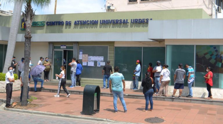 Los usuarios se agolparon en las oficinas del IESS de Urdesa, en Guayaquil, este 26 de mayo.