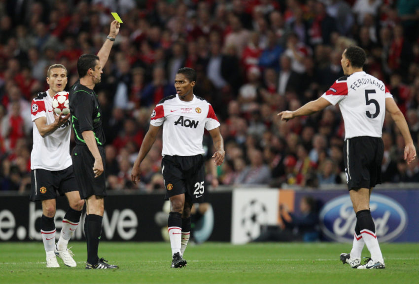 Antonio Valencia recibe tarjeta amarilla en la final de la Champions League, el 28 de mayo de 2011.