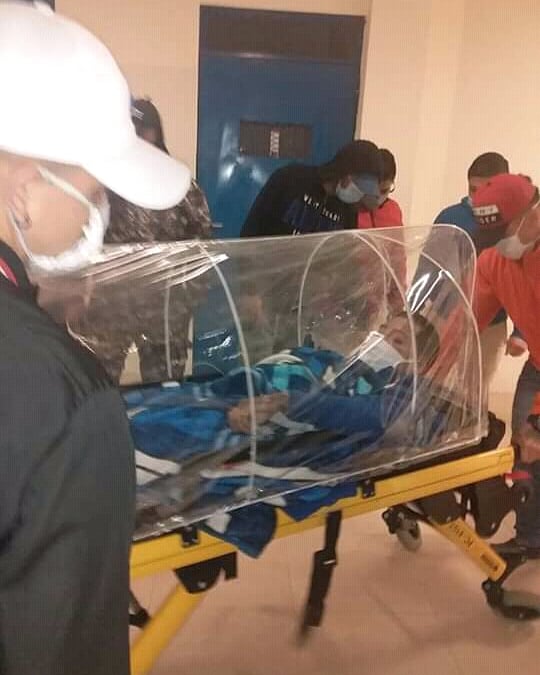 Imagen difundida en redes sociales del traslado de un preso a un hospital de Latacunga.