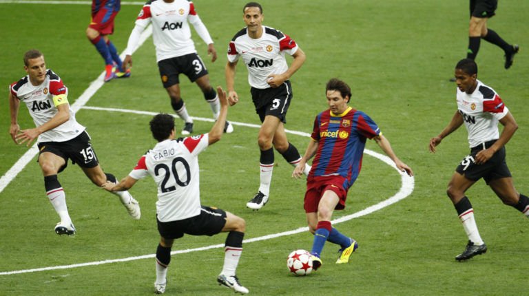 Antonio Valencia marca a Lionel Messi en la final de la Champions League, jugada el 28 de mayo de 2011.