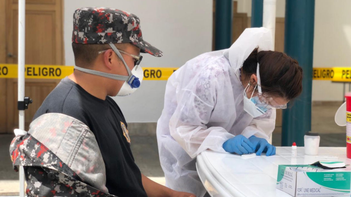 Personal médico realiza pruebas de detección de covid-19 a guardias ciudadanos en Cuenca, el 22 de mayo de 2020.