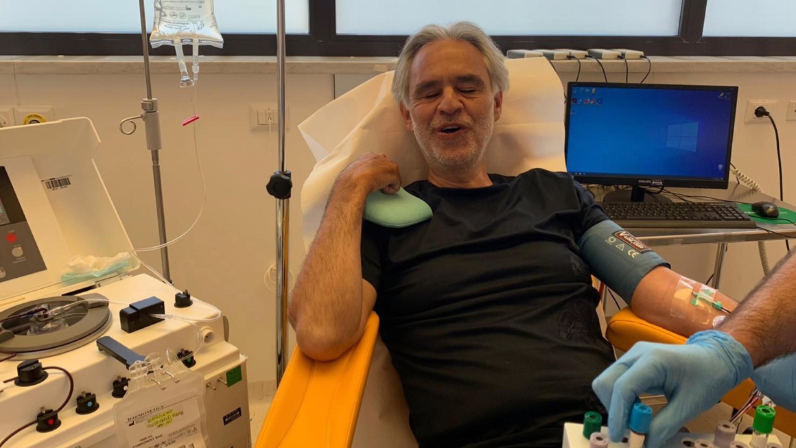 Andrea Bocelli en el Hospital Universitario de Pisa, donando plasma.