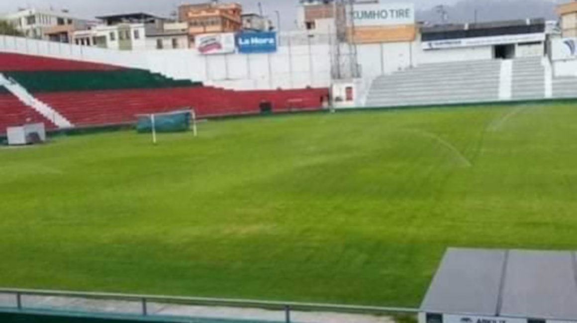 El estadio Bellavista de Ambato cuenta con mantenimiento permanente y corte de césped dos veces por semana. 