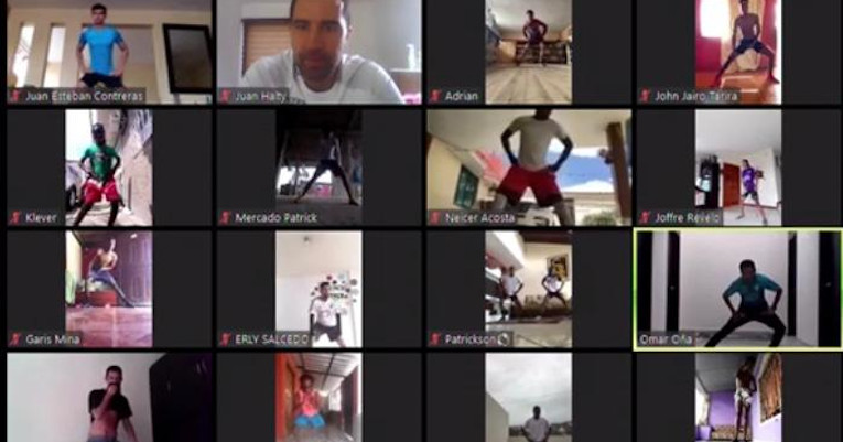 Un grupo de futbolistas juveniles de IDV, trabajando de manera virtual desde sus casas.