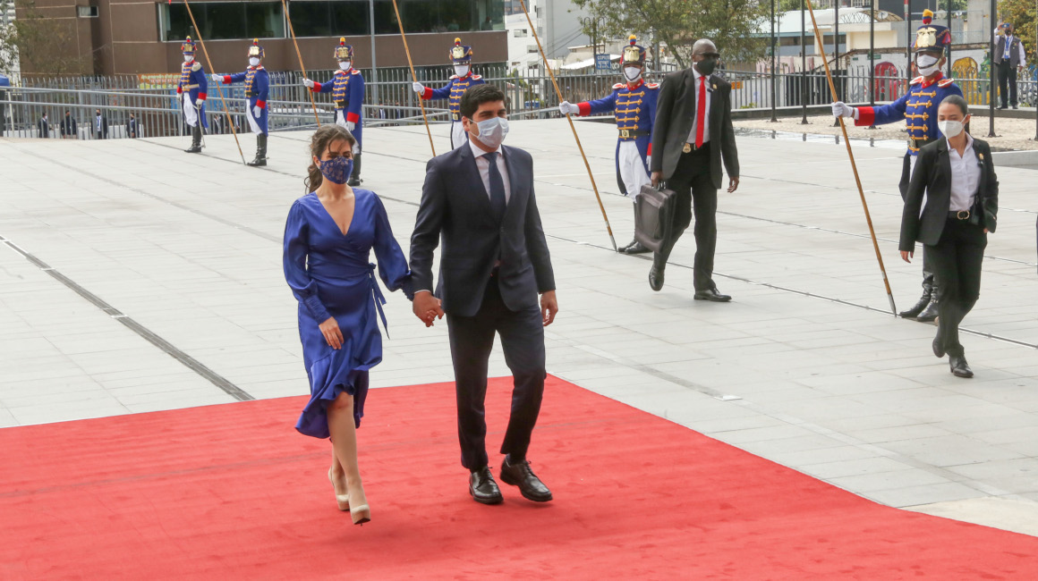 El vicepresidente, Otto Sonnenholzner, junto a su esposa, Claudia Salem, a su llegada a la Asamblea, el 24 de mayo de 2020