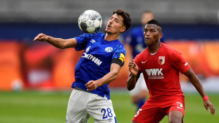 Carlos Gruezo pelea una pelota con Alessandro Schoepf del Schalke 04, en un partido el 24 de mayo de 2020.