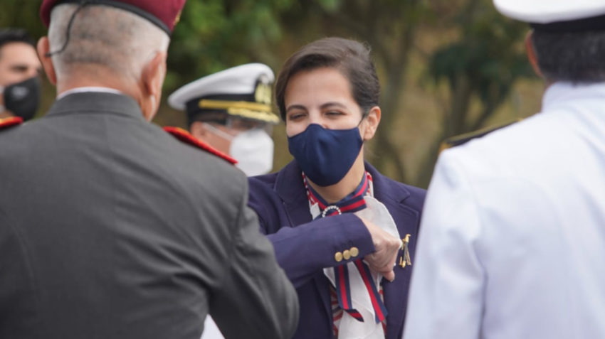 La ministra de Gobierno, María Paula Romo, en la ceremonia militar, 24 de mayo de 2020.