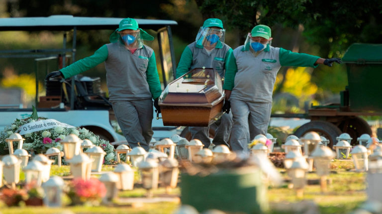 Trabajadores del cementerio Campo de Esperanza entierran a una víctima de Covid-19 el jueves 21 de mayo en Brasilia, Brasil OMS OPS.
