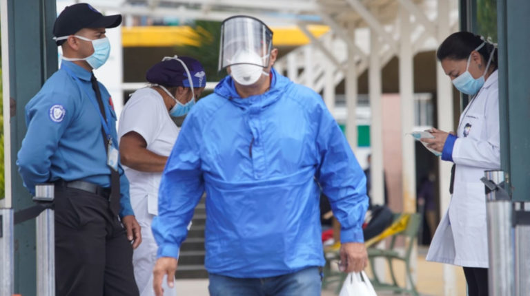 Un paciente sale del Hospital Carlos Andrade Marín, el 22 de mayo de 2020.