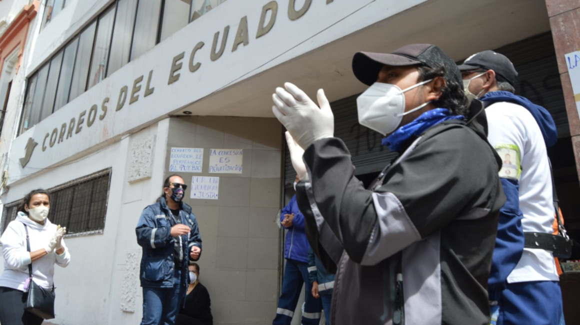 Personal de Correos Ecuador protesta por cierre de la institución. Cuenca, 22 de mayo de 2020.