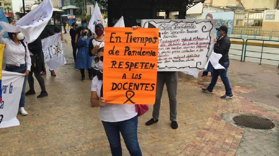 Docentes integrantes de la Red de Maestros protestaron en Guayaquil contra el decreto presidencial, el 22 de mayo. 