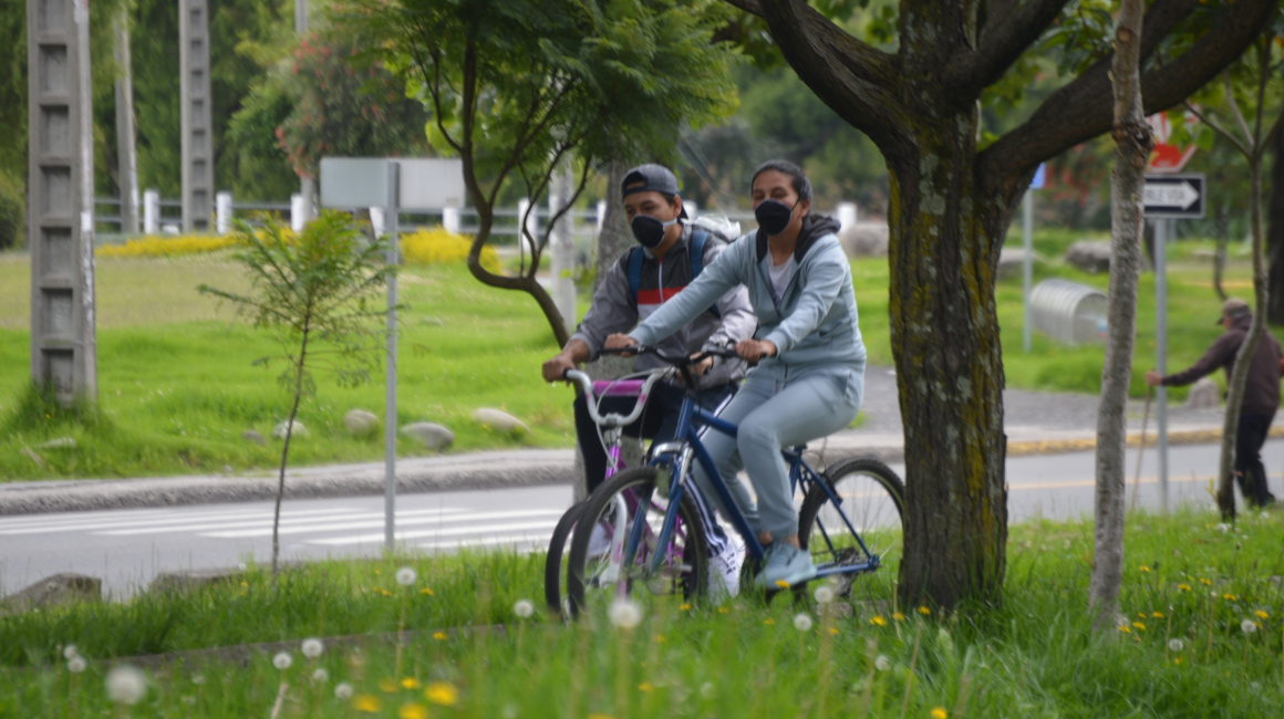 COE Dos personas pasean en bicicleta en un parque de Cuenca, el 30 de abril de 2020. La actividad deportiva aún no está permitida en el país.