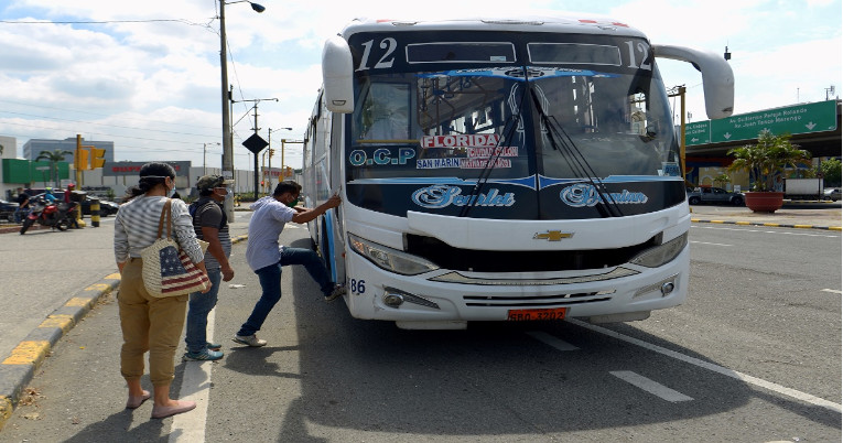 Ciudadanos a punto de subirse a un bus urbano en el norte de Guayaquil, el 20 de mayo. 