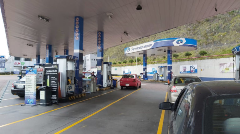 Ambiente de una gasolinera de Petroecuador, en el norte de Quito, este 20 de mayo de 2020.