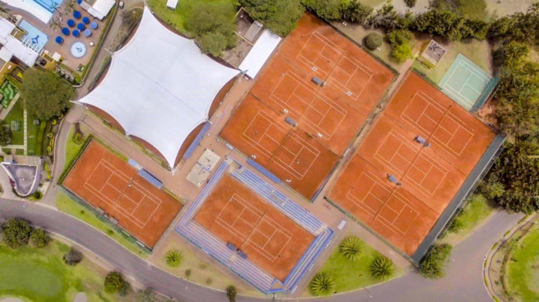 Imagen aérea del Club Arrayanes de Quito. Así lucen las canchas de tenis en la mayor parte del país: vacías.