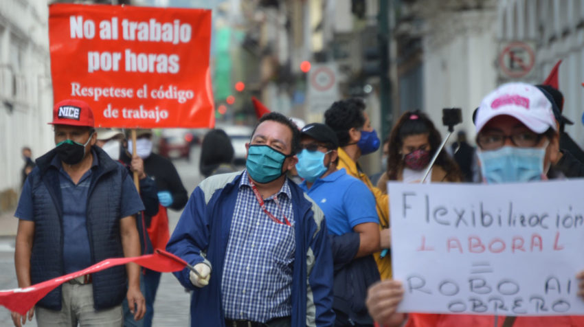 Trabajadores recorren las calles de Cuenca en contra de la Ley Humanitaria, el 18 de mayo de 2020.