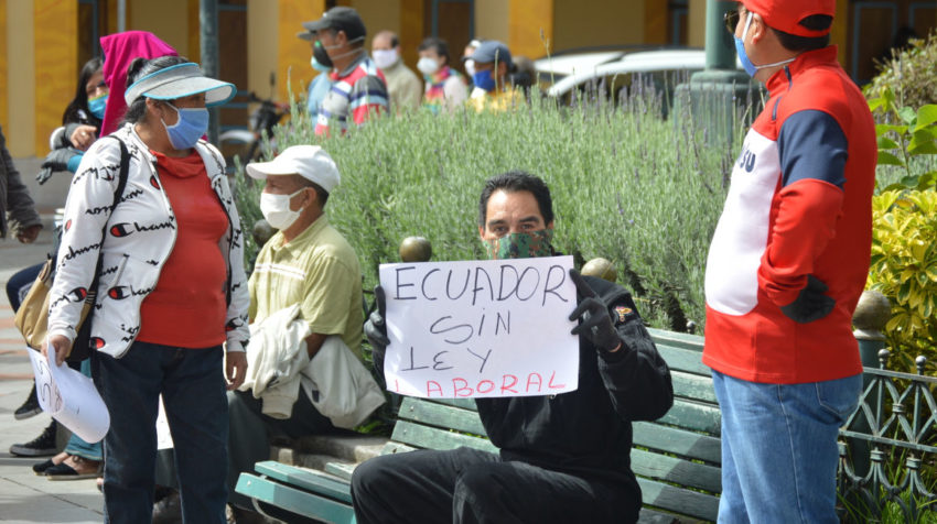 En Cuenca, un hombre sostiene un cartel en una protesta contra la Ley Humanitaria, el 18 de mayo de 2020. 