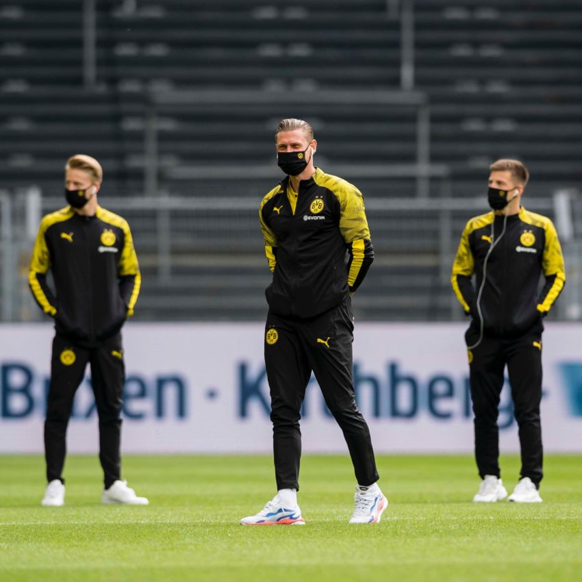 Jugadores del Borussia Dortmund con mascarillas previo al encuentro.