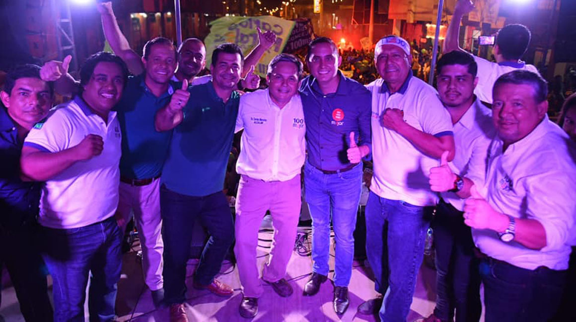 Daniel Mendoza y Jean Carlos B. (segundo desde la derecha), durante la campaña para las seccionales 2019.
