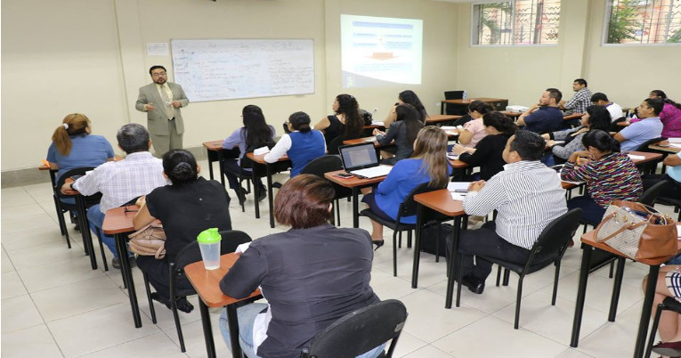 La Universidad Estatal de Guayaquil tiene más de 50.000 estudiantes y solo en la Facultad de Medicina hay más de 20.000. 