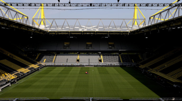 El estadio del Borussia Dortmund se prepara para recibir el partido ante el Schalke 04, en el primer encuentro de la Bundesliga, después del coronavirus.