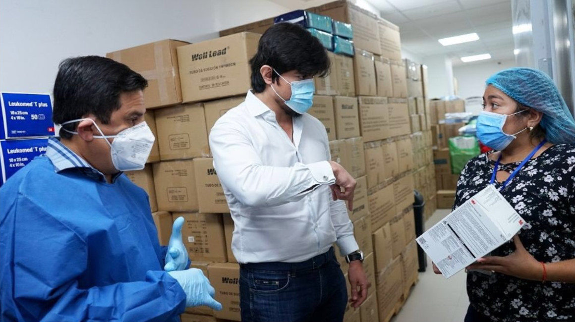 José De la Gasca en el hospital de Los Ceibos, en Guayaquil, el 8 de mayo de 2020, tras las denuncias de sobreprecio en compras médicas.